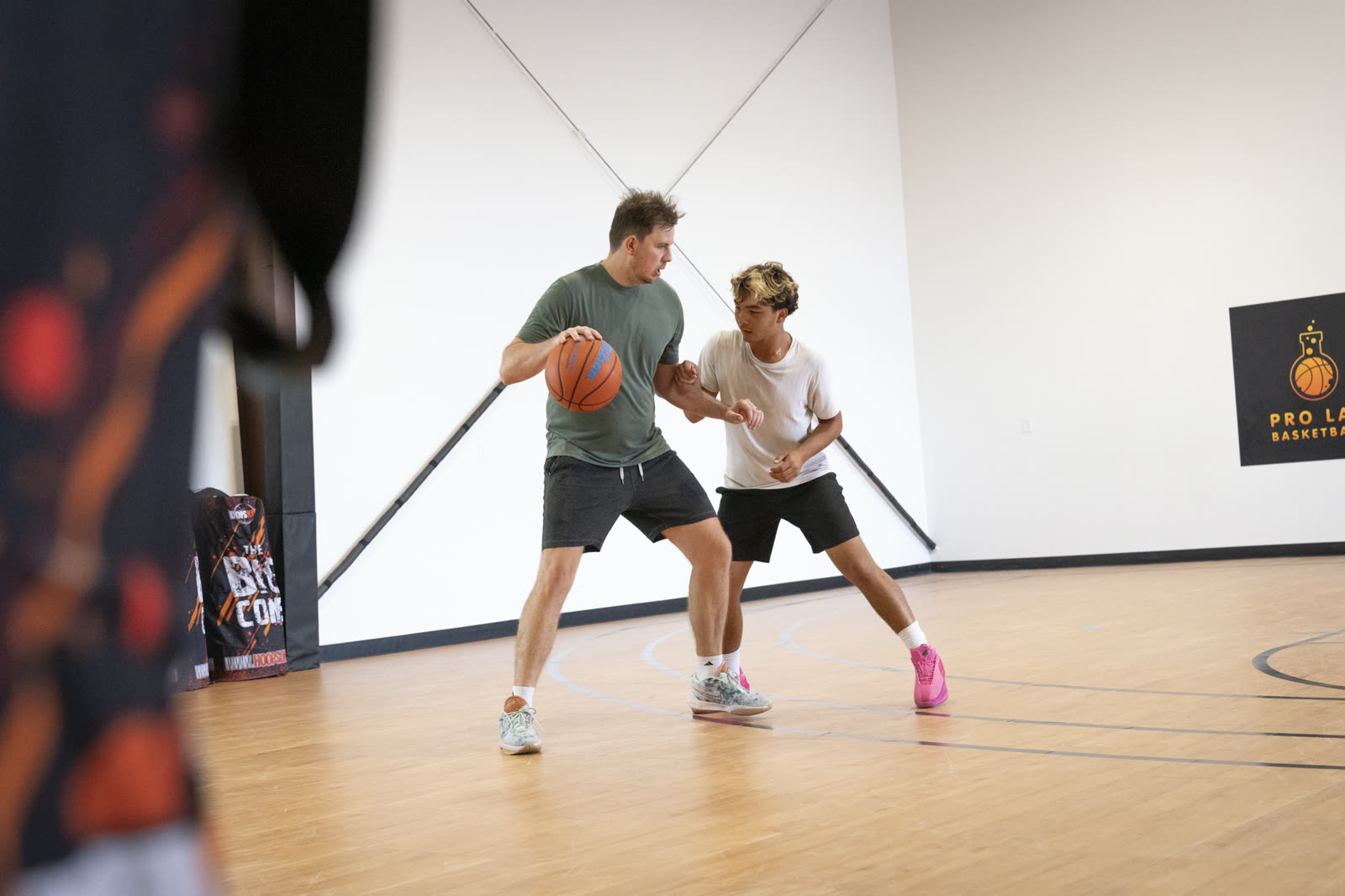 Coach defending a player 1-on-1 in a private training session